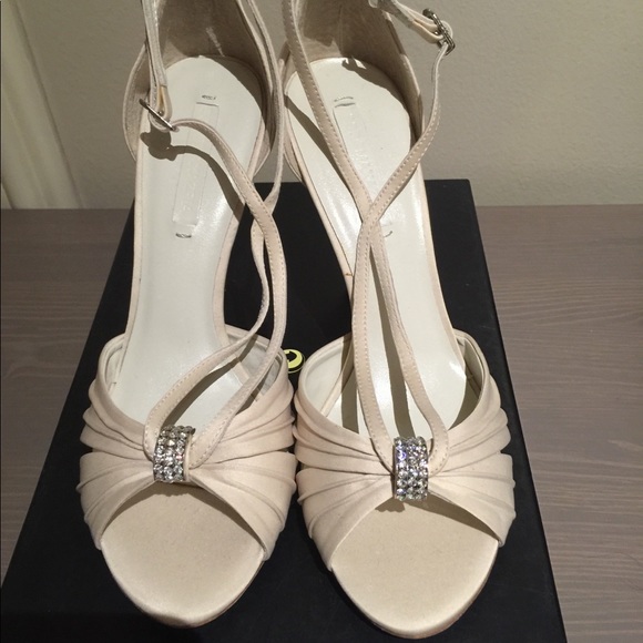 BCBG Olivia High Heels T Strap Sandal - Picture 2 of 7